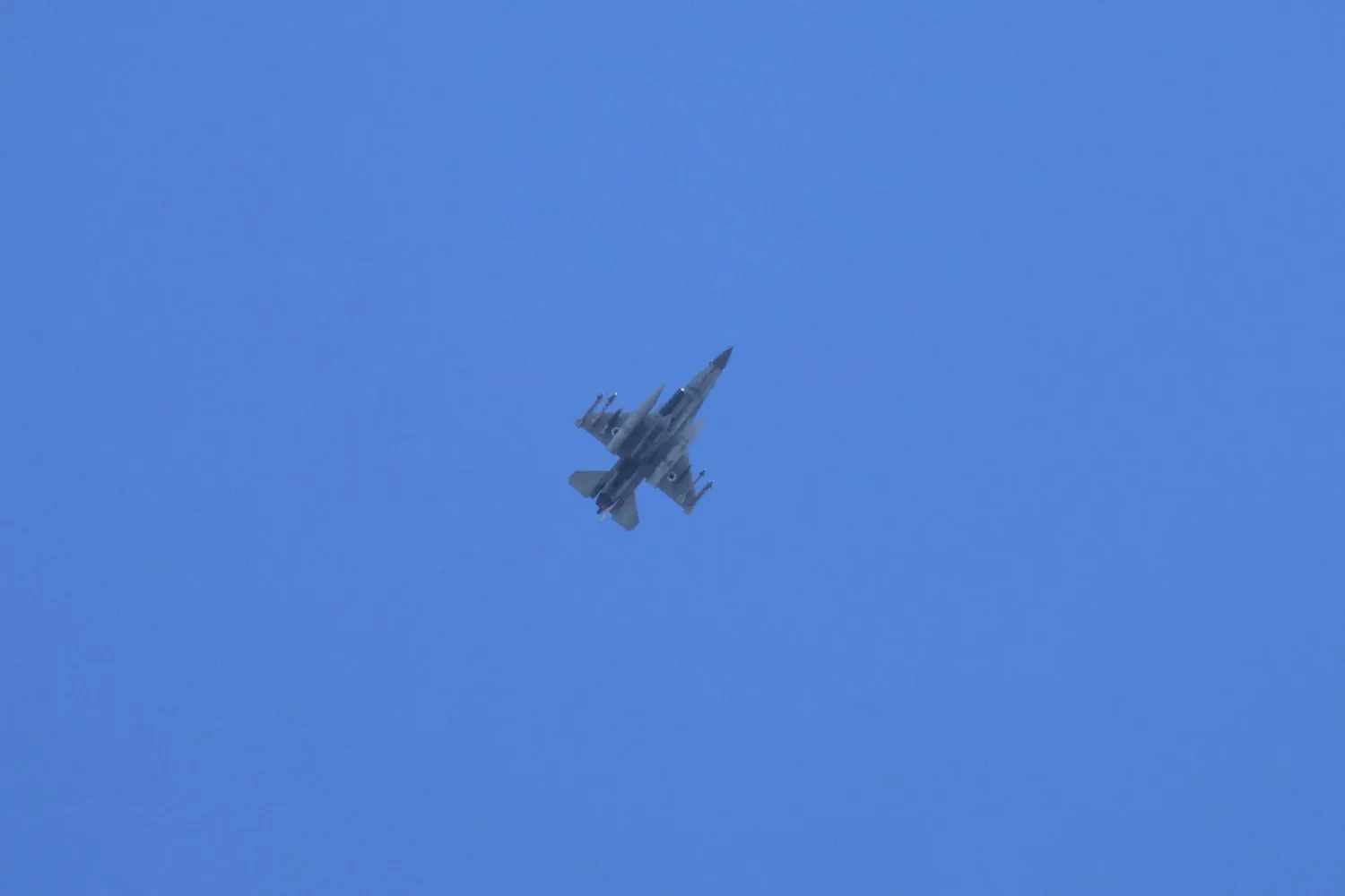 مقاتلة إسرائيلية تحلق فوق جنوب لبنان وسط الصراع مع إيران (إ.ب.أ)