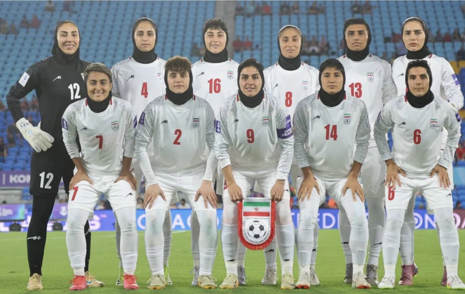 لاعبات إيران قبل بدء مباراة كوريا الجنوبية (الاتحاد الآسيوي)