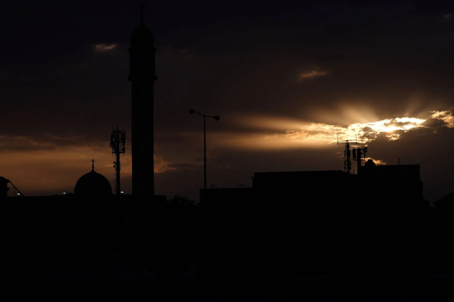 غروب الشمس في مدينة الدوحة الجمعة (أ.ف.ب)