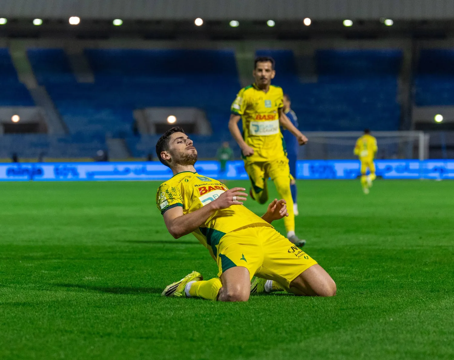 ماسوراس لاعب الخليج محتفلاً بهدفه في الحزم (تصوير: عيسى الدبيسي)