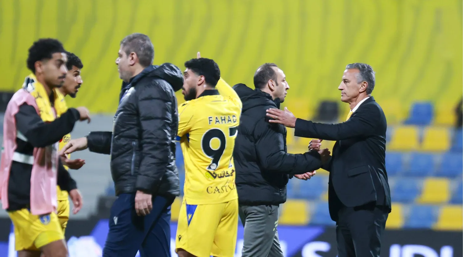 البرازيلي شاموسكا مدرب التعاون واحتفالية بعد المباراة (تصوير: سعد الدوسري) 