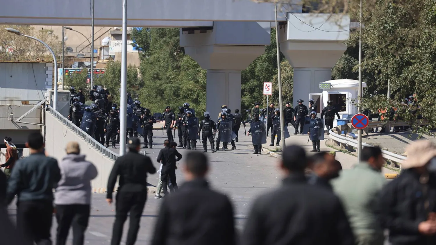 اشتباكات عند «الجسر المعلّق» في بغداد (أ.ف.ب)