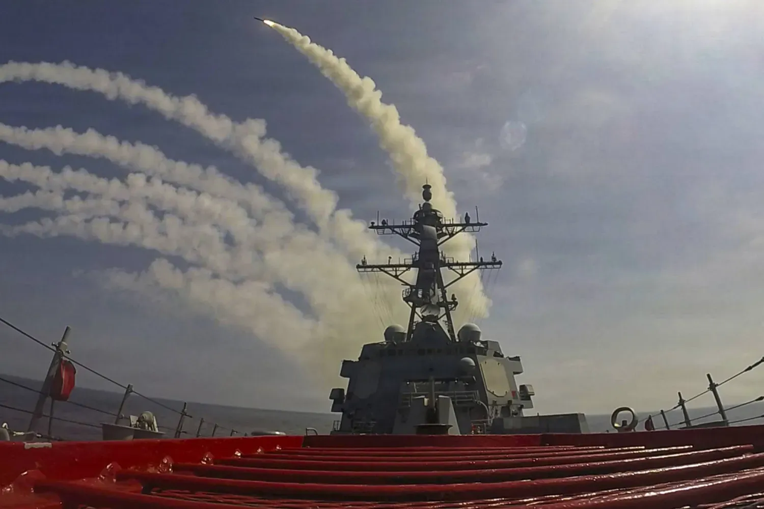  ABD'ye ait USS Frank E. Petersen Jr. Destroyeri, Destansı Öfke Operasyonu'nu desteklemek amacıyla Tomahawk füzesi fırlattı (DPA)