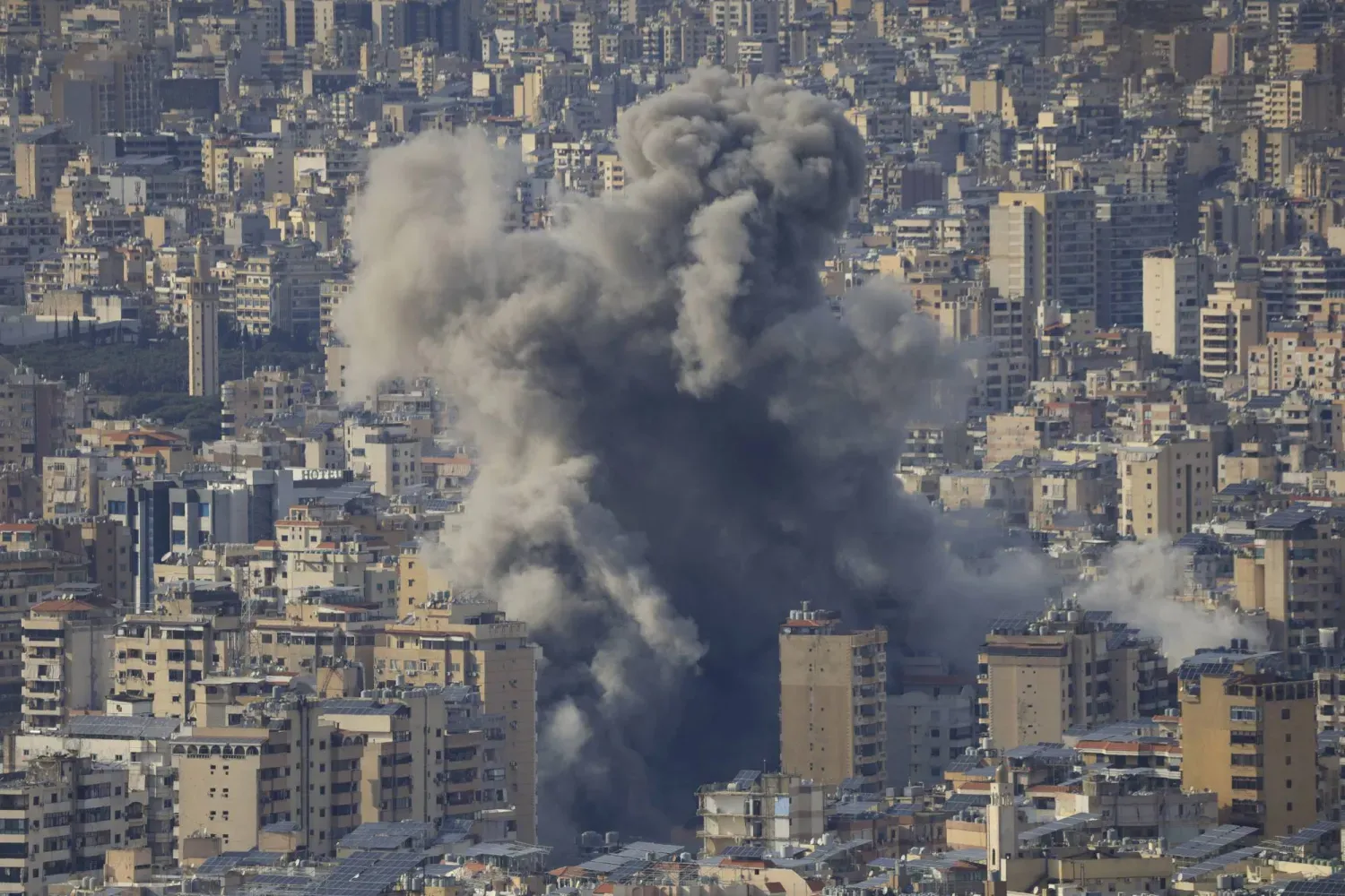 Beyrut'un güney banliyölerinde İsrail bombardımanı sonucu isabet alan binalardan duman yükseliyor (DPA)