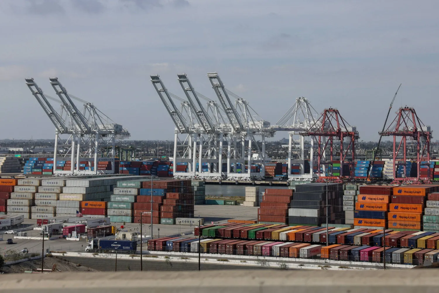 حاويات شحن مكدسة في ميناء لونغ بيتش، لونغ بيتش، كاليفورنيا (إ.ب.أ)