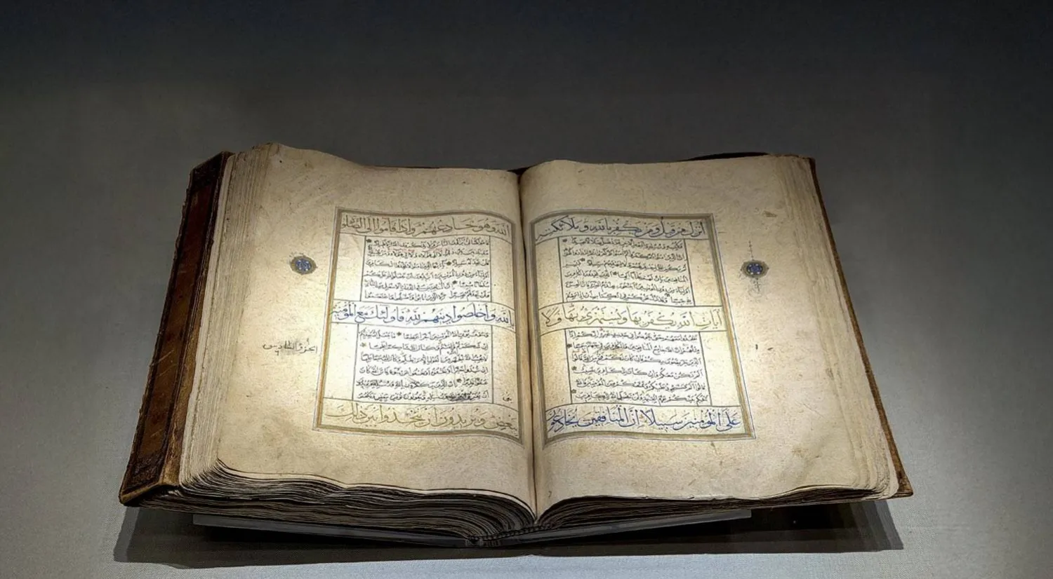 مصحف معروض في المتحف يعود إلى القرن 13هـ/ 19م تقديراً (متحف القرآن بمكة)