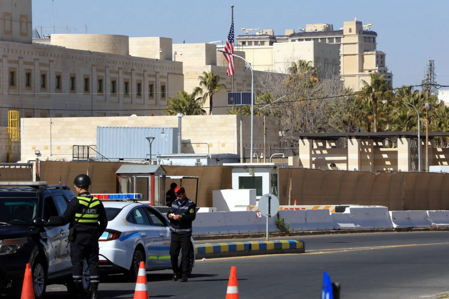 عناصر من الأمن في محيط السفارة الأميركية في عمان (إ.ب.أ)