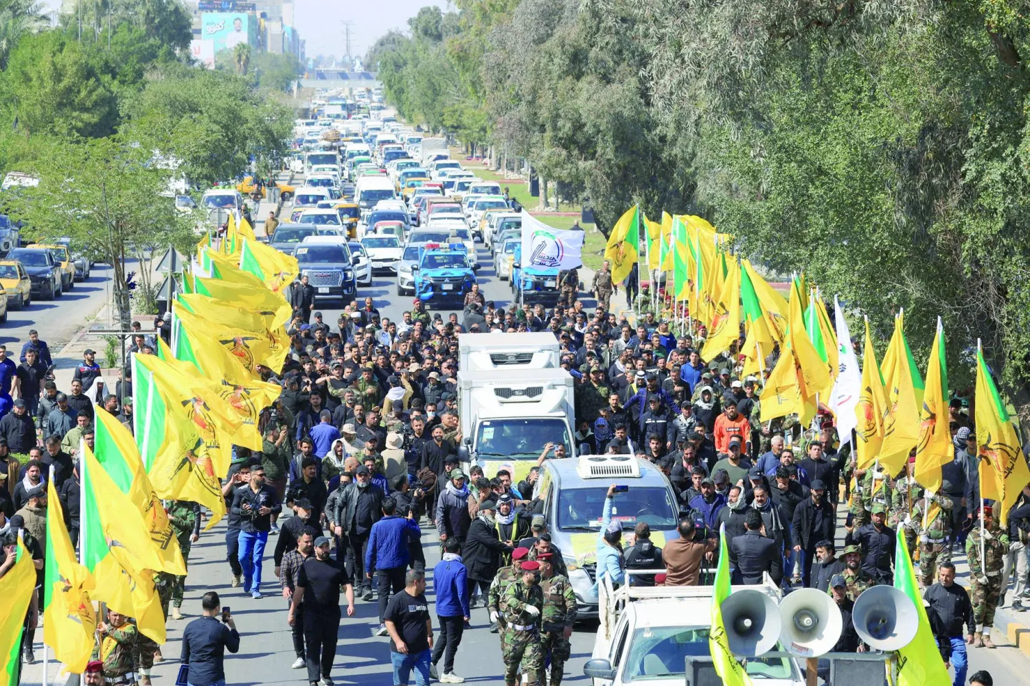 تشييع في بغداد لعناصر من «كتائب حزب الله» العراقية قُتلوا بغارة استهدفت مقراً لـ«الحشد الشعبي» (رويترز)
