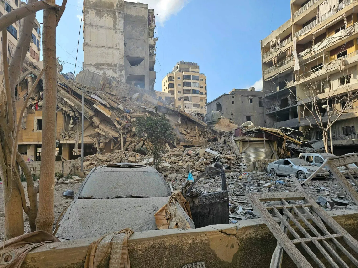 أنقاض المباني المدمرة في موقع غارة جوية إسرائيلية استهدفت حي برج البراجنة في الضاحية الجنوبية (أ.ف.ب)