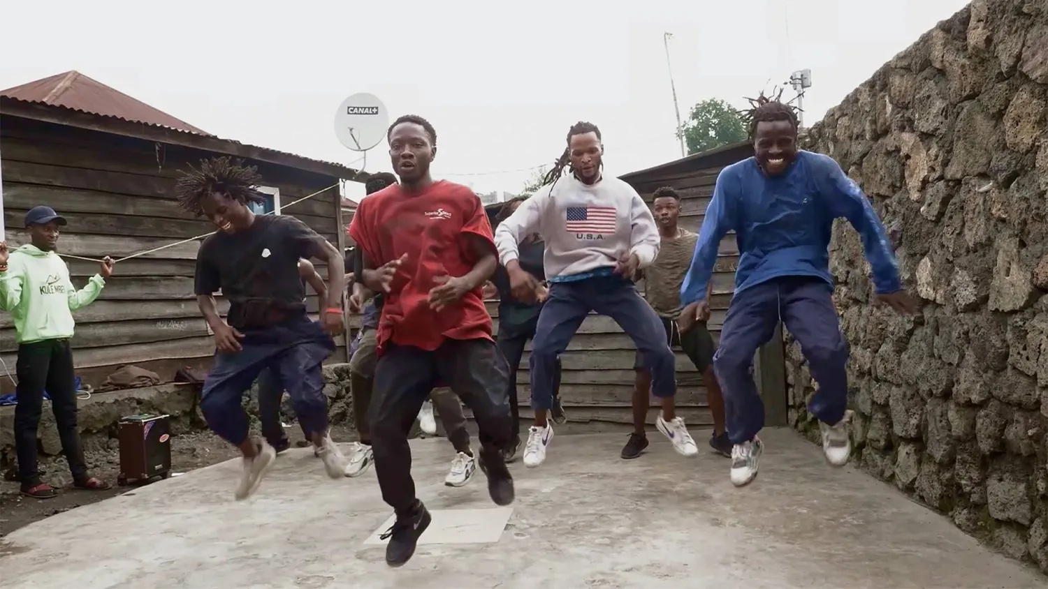 صور المخرج مع رفاقه ومعارفه في الإقليم (الشركة المنتجة)