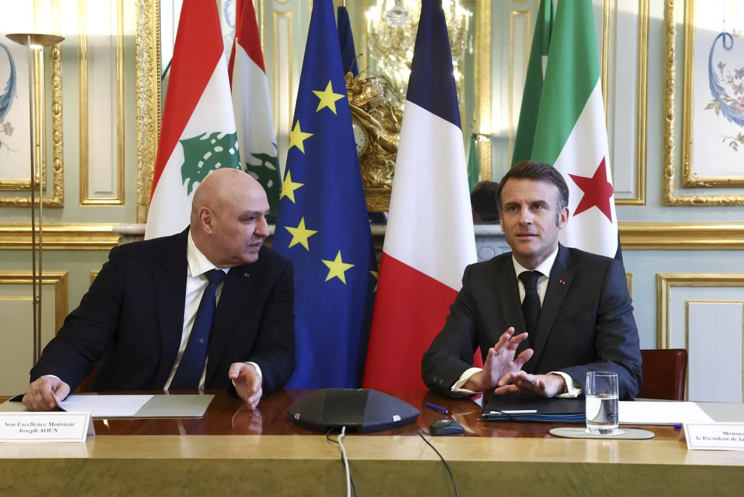 الرئيسان ماكرون وعون الجمعة خلال الاتصال الثنائي «عن بُعد» مع الرئيس السوري أحمد الشرع (أ.ب)