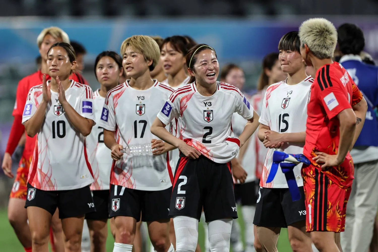 سيدات اليابان يحتفلن بالفوز الساحق على الهند (أ.ف.ب)
