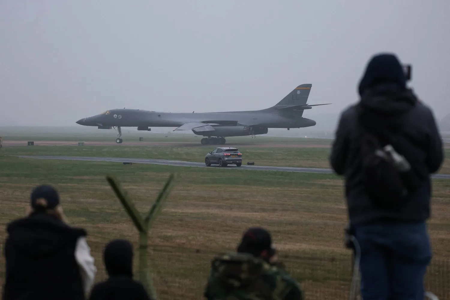 قاذفة استراتيجية أميركية من نوع «بي 1» في قاعدة فيرفورد في مقاطعة غلوسترشير في جنوب غربي إنجلترا (رويترز) 