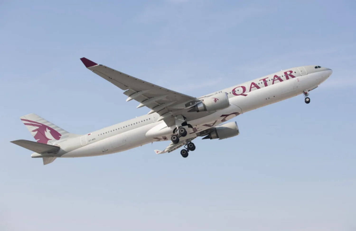 أعلنت الخطوط الجوية القطرية مواصلة تعليق رحلاتها مؤقتاً في ظل استمرار إغلاق المجال الجوي (قنا)