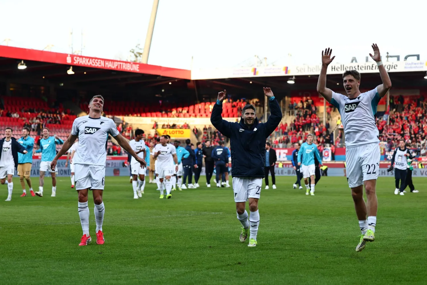 احتفالية لاعبي هوفنهايم مع جماهيرهم الزائرة بعد الفوز على هايدنهايم (إ.ب.أ)
