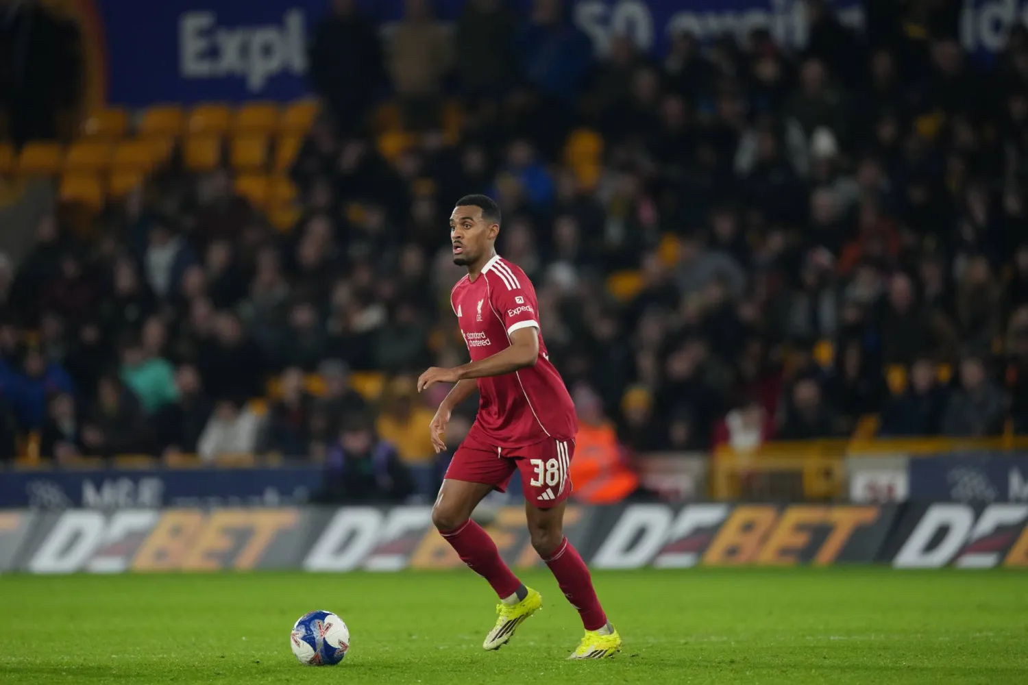 ريان غرافينبرخ لاعب وسط فريق ليفربول (أ.ب)