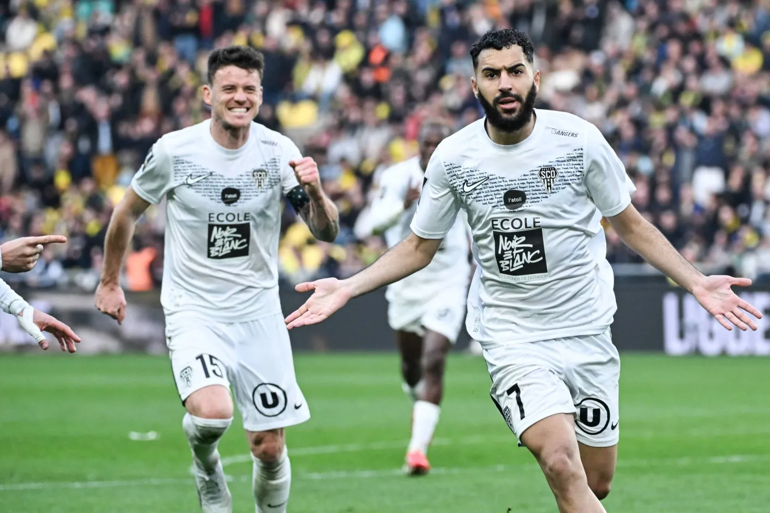 المغربي أمين سباعي (يمين) يحتفل بهدفه في مرمى نانت (أ.ف.ب)