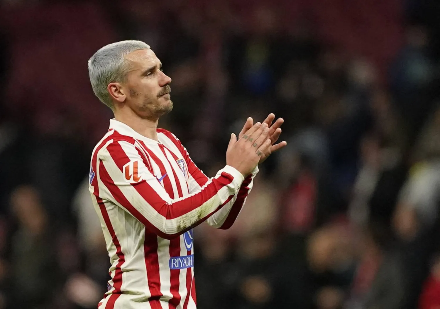 غريزمان خلال مشاركته في مباراة أتلتيكو أمام سوسيداد (رويترز)