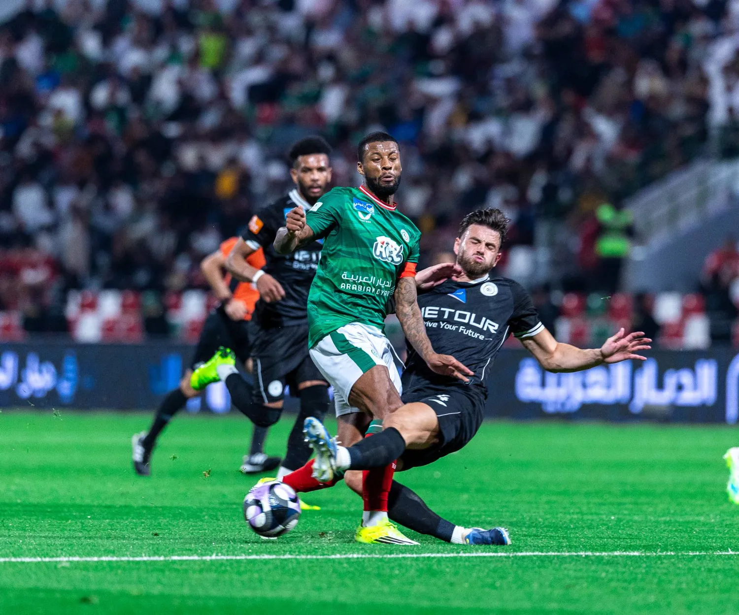 من القمة الكروية التي جمعت الاتفاق والشباب في الدمام (تصوير: عيسى الدبيسي)