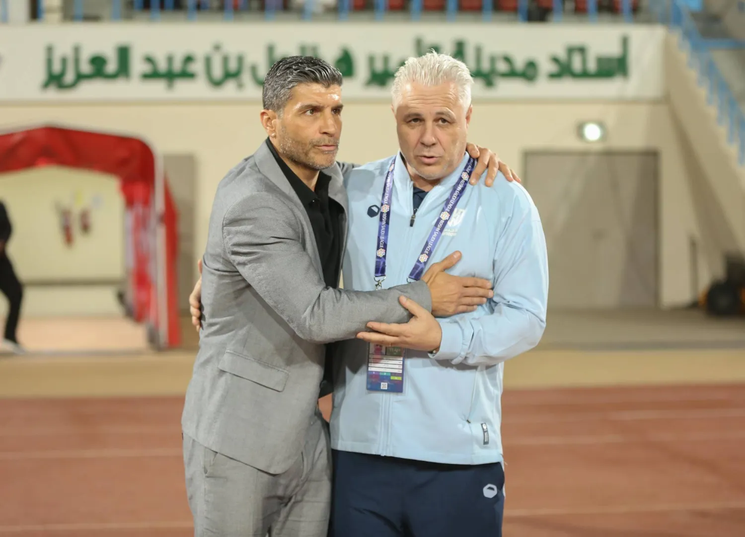 البرتغالي بيدرو إيمانويل، مدرب الفيحاء في حديث مع مدرب الأخدود (تصوير: عدنان مهدلي) 