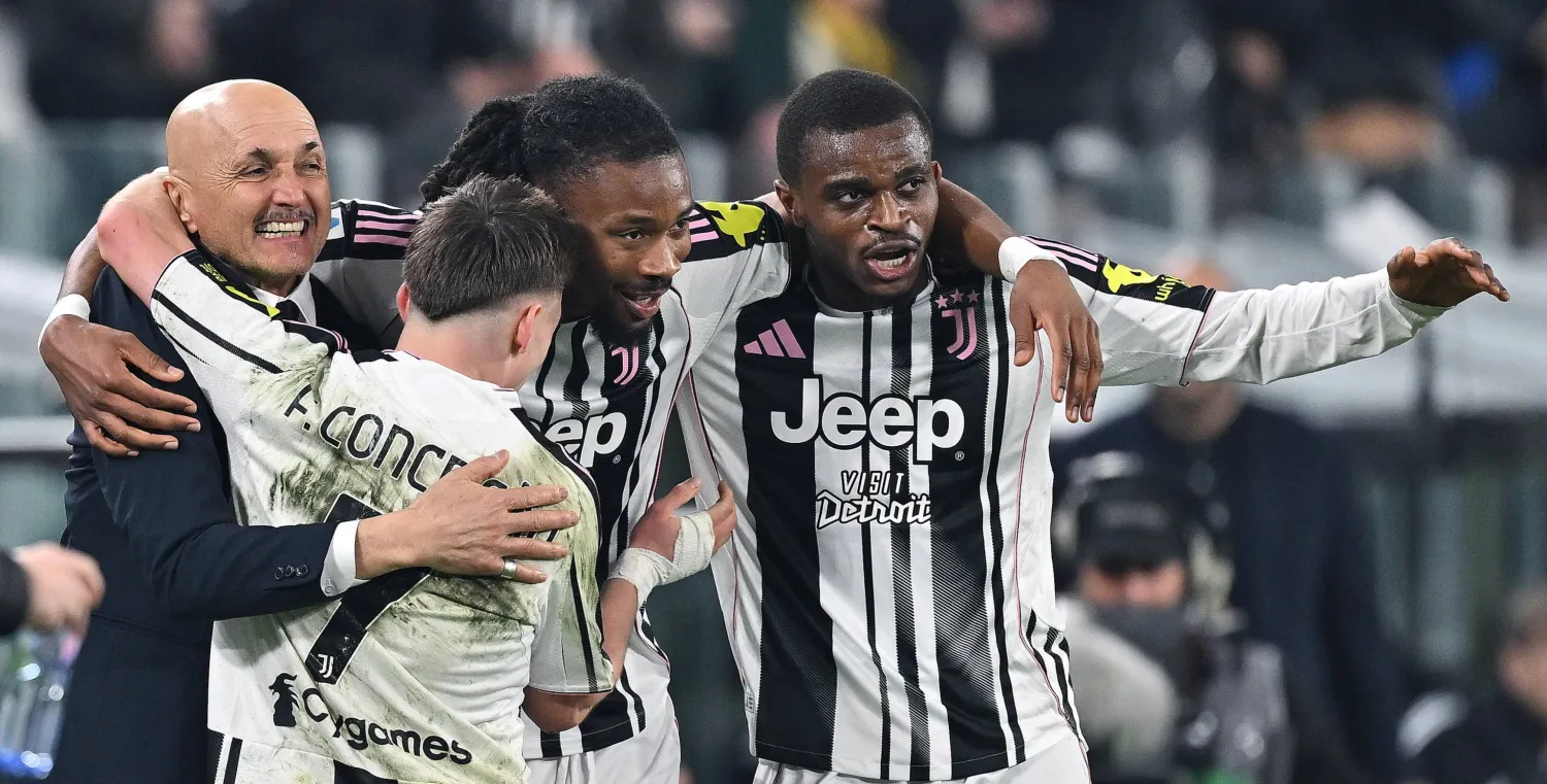 لاعبو اليوفي يحتفلون مع مدربهم سباليتي بعد أحد الأهداف (إ.ب.أ)