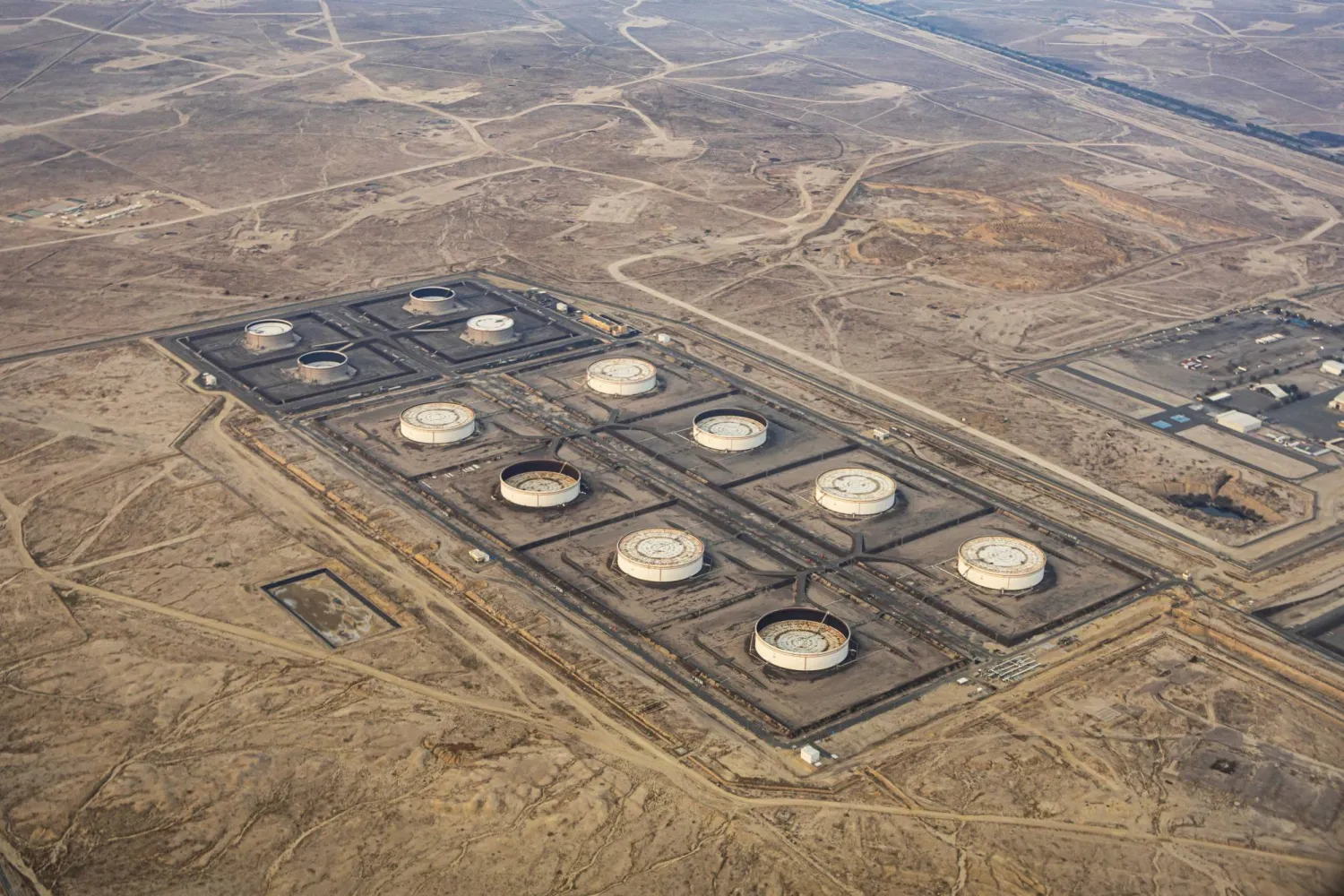 صورة جوية لمستودعات نفط في الأحمدي (أرشيفية - رويترز)