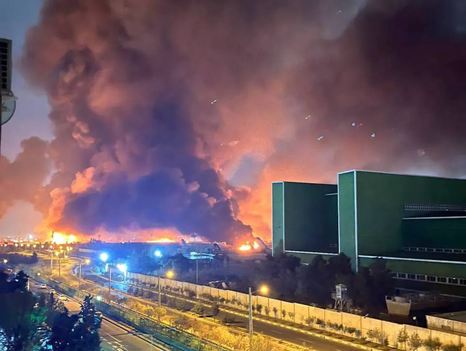 Tahran'ın batısındaki Mehrabad Uluslararası Havaalanı çevresinde yoğun bir şekilde yükselen alevler ve duman (Sosyal medya)