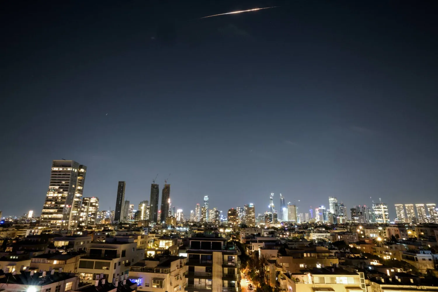 صاروخ إيراني يتجه نحو إسرائيل (رويترز)