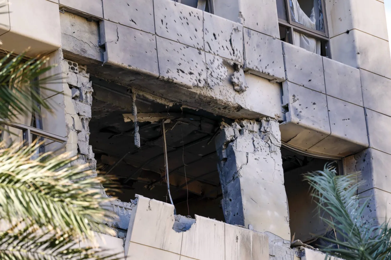 غرف فندقية متضررة إثر غارة إسرائيلية على حي الروشة في بيروت (إ.ب.أ)