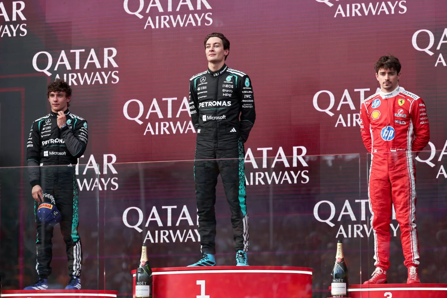 جورج راسل على منصة المركز الأول (رويترز)