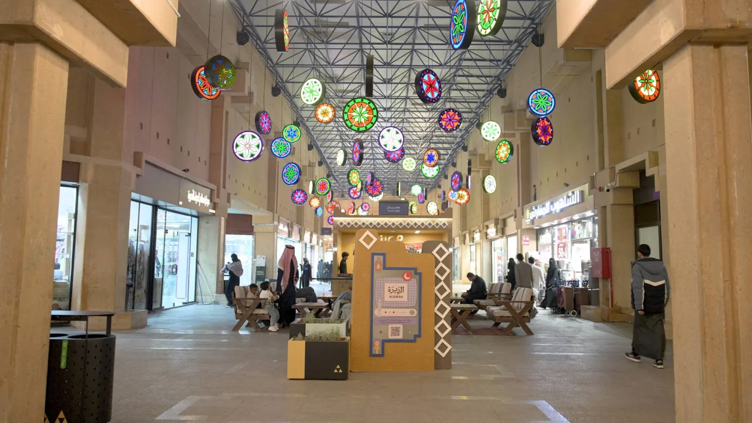 الإضاءات والفوانيس المنتشرة تخلق أجواء رمضانية وتضيف بعداً جمالياً (تصوير: تركي العقيلي)