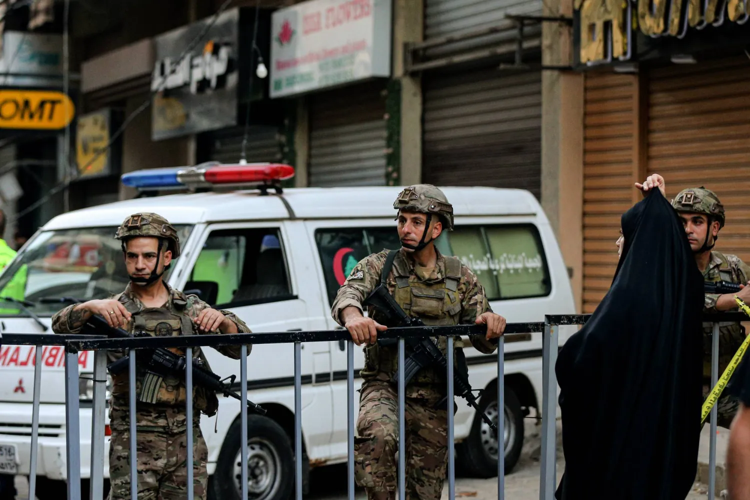 عناصر من الجيش اللبناني ينتشرون على مداخل الضاحية الجنوبية لبيروت (د.ب.أ)