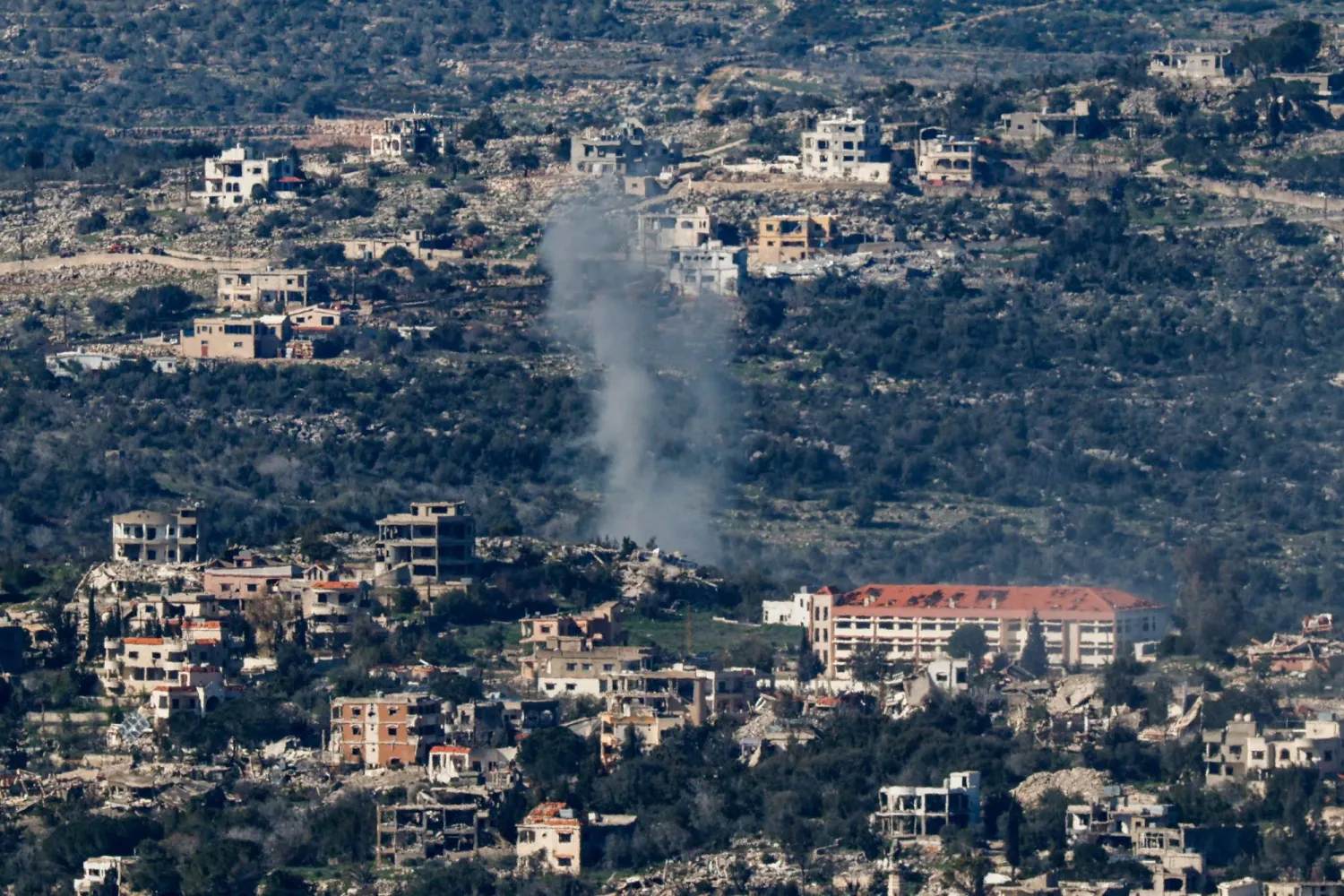 تصاعد الدخان في لبنان عقب قصف إسرائيلي كما يُرى من الحدود الإسرائيلية اللبنانية (رويترز)