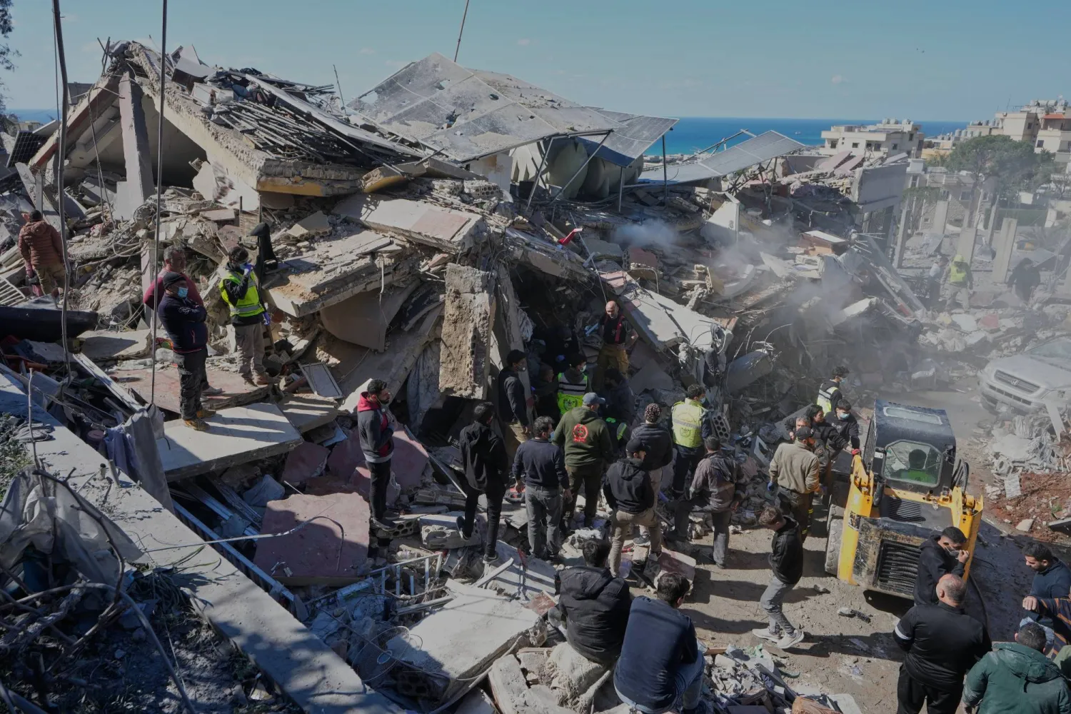 عمال إغاثة يبحثون عن ضحايا في مبنى تعرض لقصف إسرائيلي في بلدة الغازية بجنوب لبنان (أ.ب)