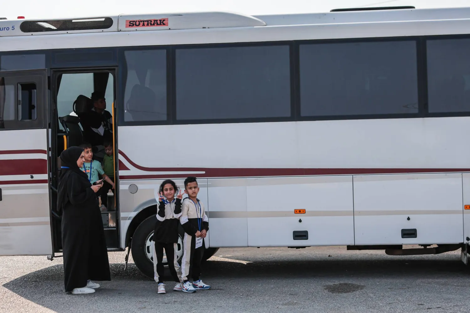 عائلات سورية على معبر «العريضة» الحدودي خلال رحلة عودتهم من لبنان في نوفمبر الماضي (إ.ب.أ)