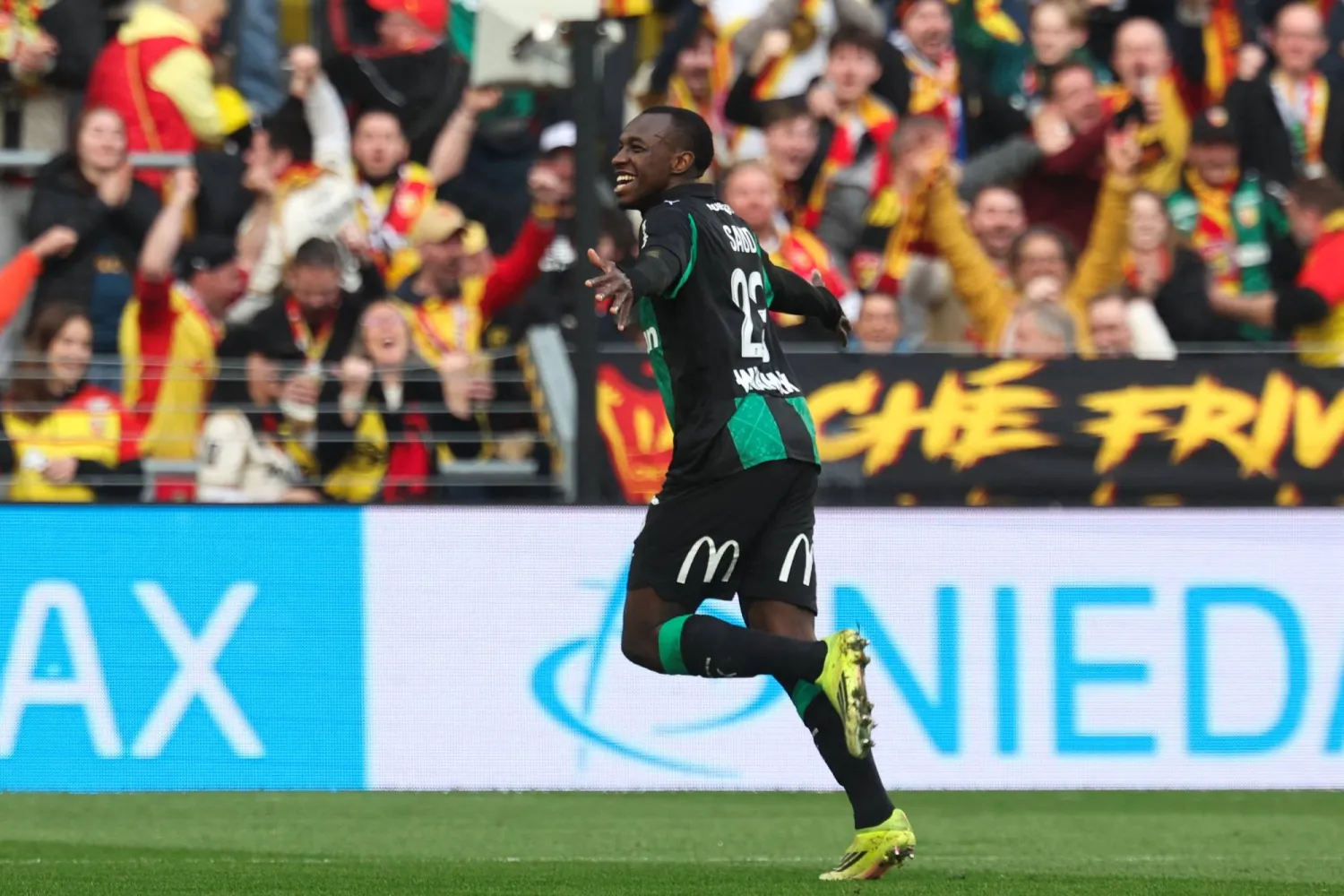 سعود عبد الحميد يحتفل بهدفه الأول في مرمى متز (أ.ف.ب)