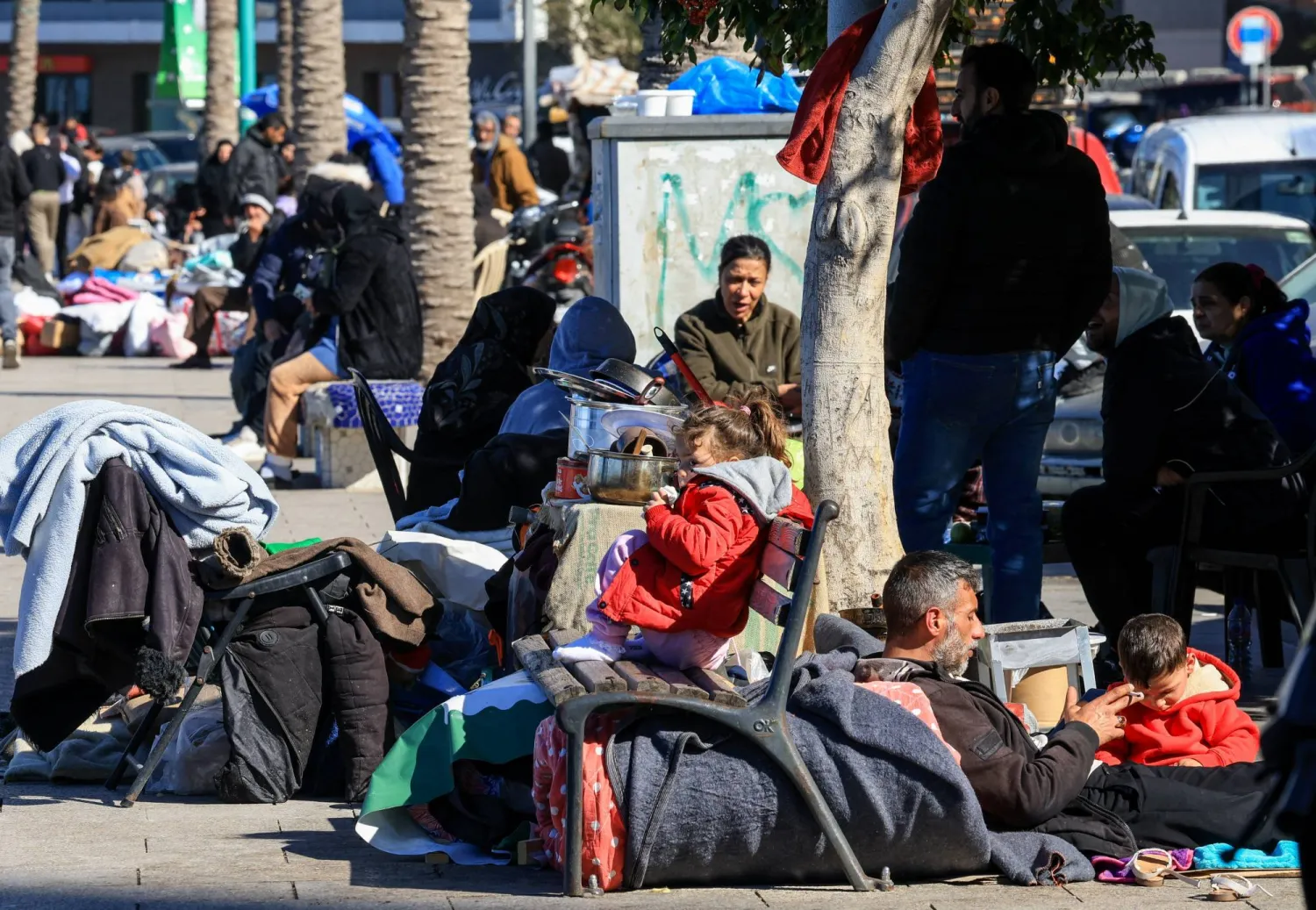نازحون يتجمعون عقب تصاعد المواجهات بين «حزب الله» وإسرائيل في بيروت (رويترز)