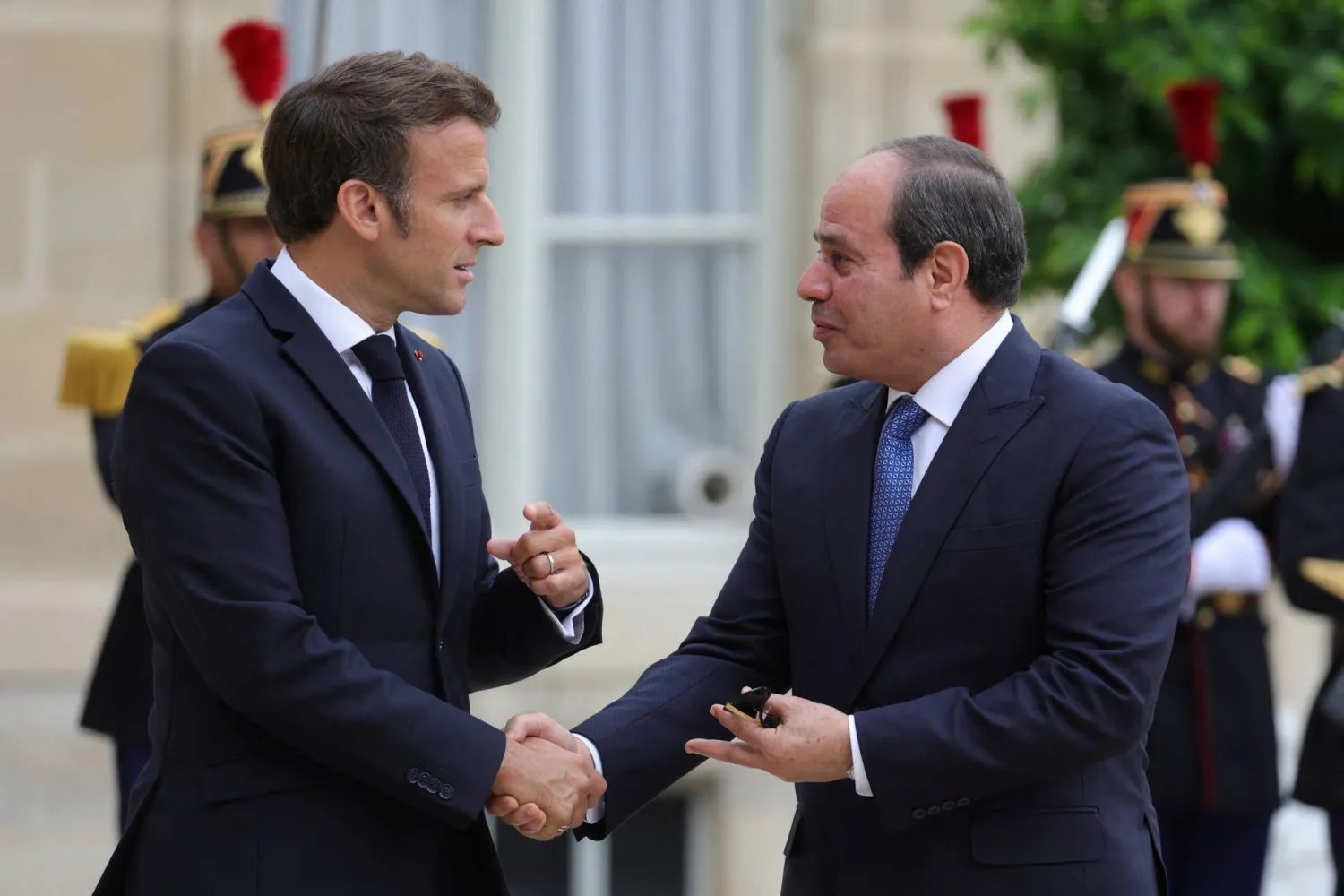 صورة أرشيفية لاستقبال الرئيس الفرنسي إيمانويل ماكرون نظيره المصري عبد الفتاح السيسي في قصر الإليزيه بفرنسا يوم 22 يوليو 2022 (رويترز)
