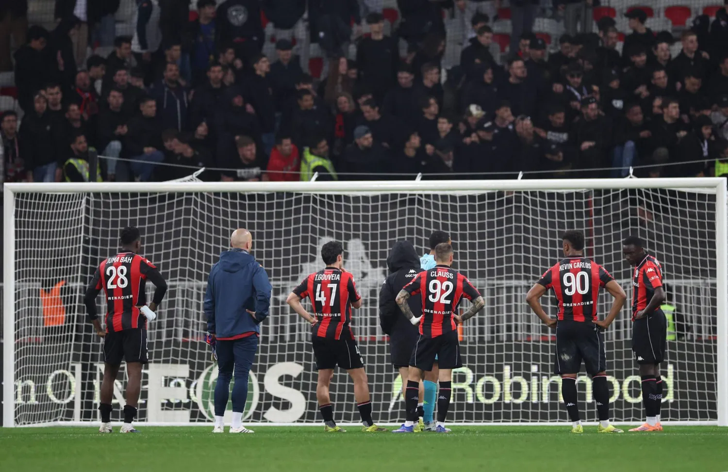 لاعبو نيس يعتذرون لجماهيرهم بعد السقوط أمام رين (أ.ف.ب) 