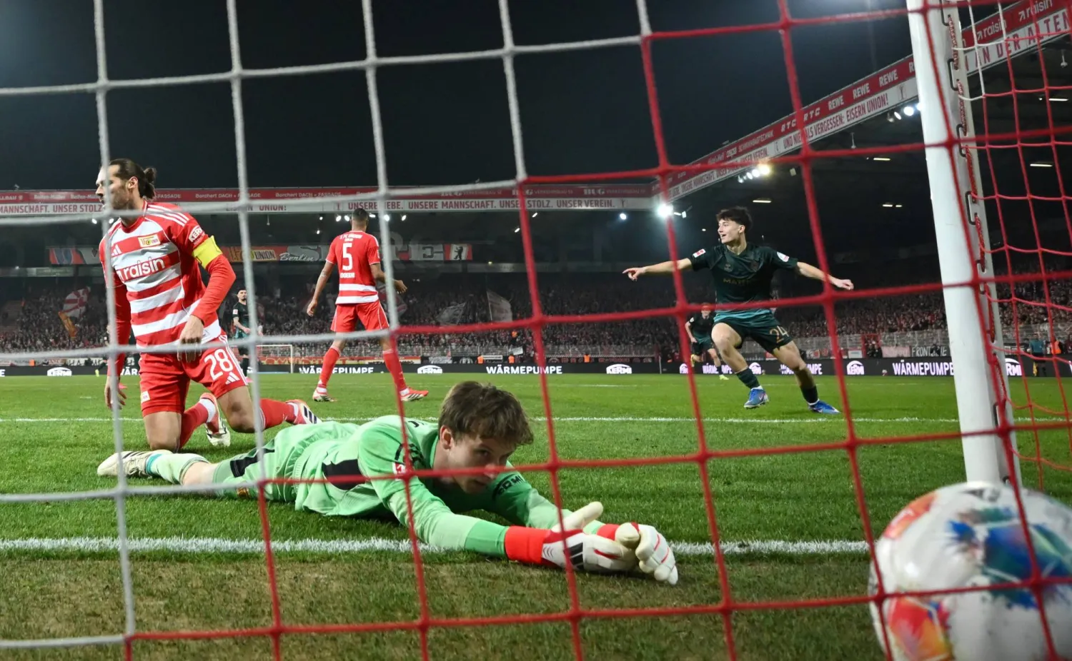 باتريس تشوفيتش لحظة تسجيله الهدف الرابع لبريمن في أونيون (رويترز)