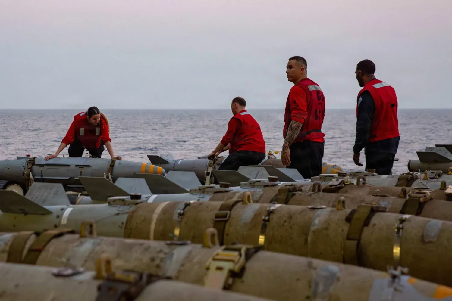 USS Abraham Lincoln uçak gemisindeki Amerikan askerleri (AFP)