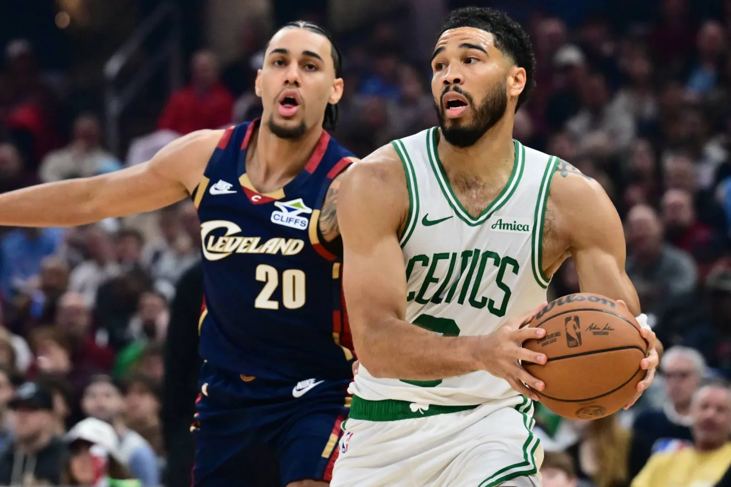 جايسون تايتوم (يمين) تألق في فوز سلتيكس على كافالييرز (رويترز)