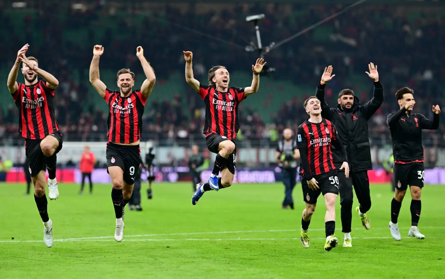 لاعبو ميلان يحتفلون مع جماهيرهم بالفوز على انتر (رويترز)