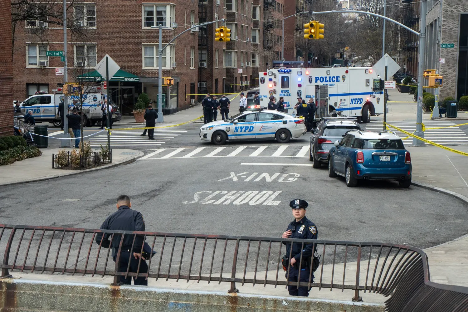  رجال شرطة في منطقة مطوقة بالقرب من مقر رئيس بلدية المدينة (إ.ب.أ)