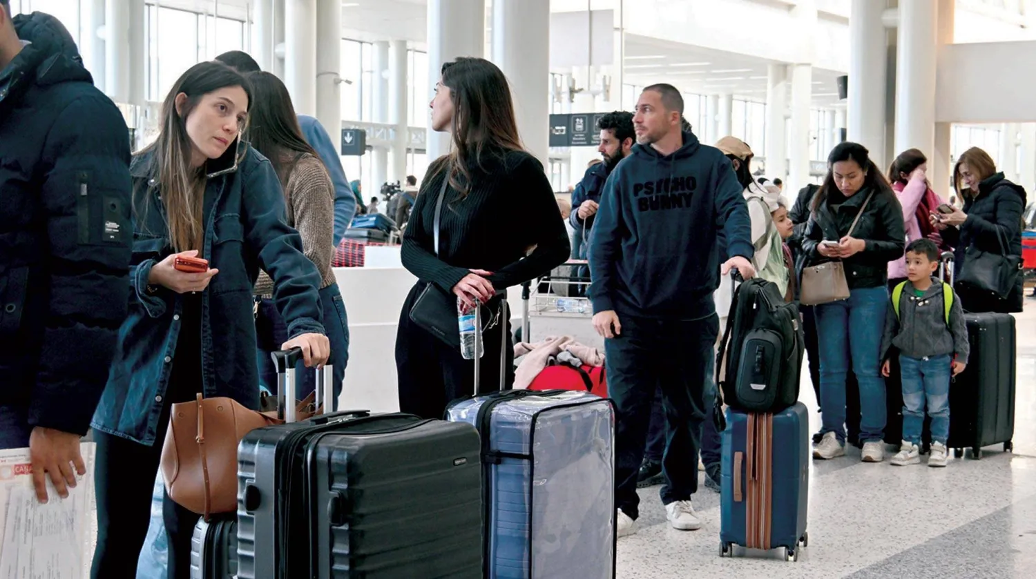 مسافرون ينتظرون بمطار رفيق الحريري الدولي في بيروت بعد إلغاء رحلاتهم بسبب الحرب الأميركية - الإيرانية 28 فبراير 2026 (أ.ب)