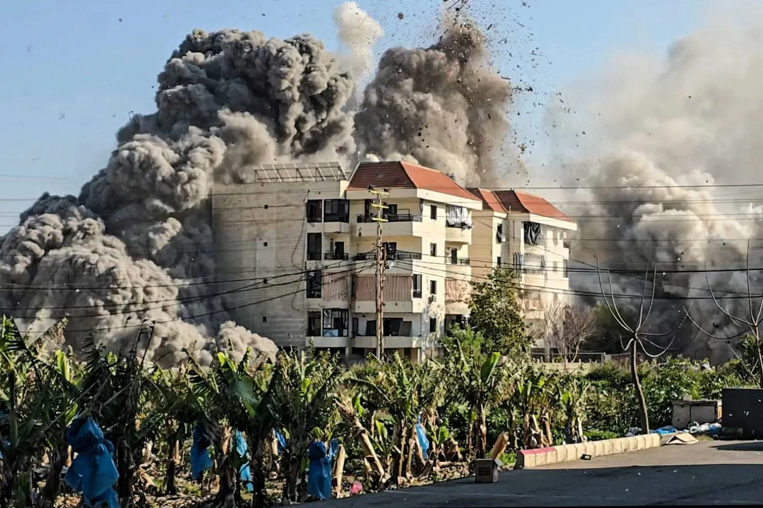 تصاعد الدخان جراء الغارات الإسرائيلية على جنوب لبنان (أ.ف.ب)