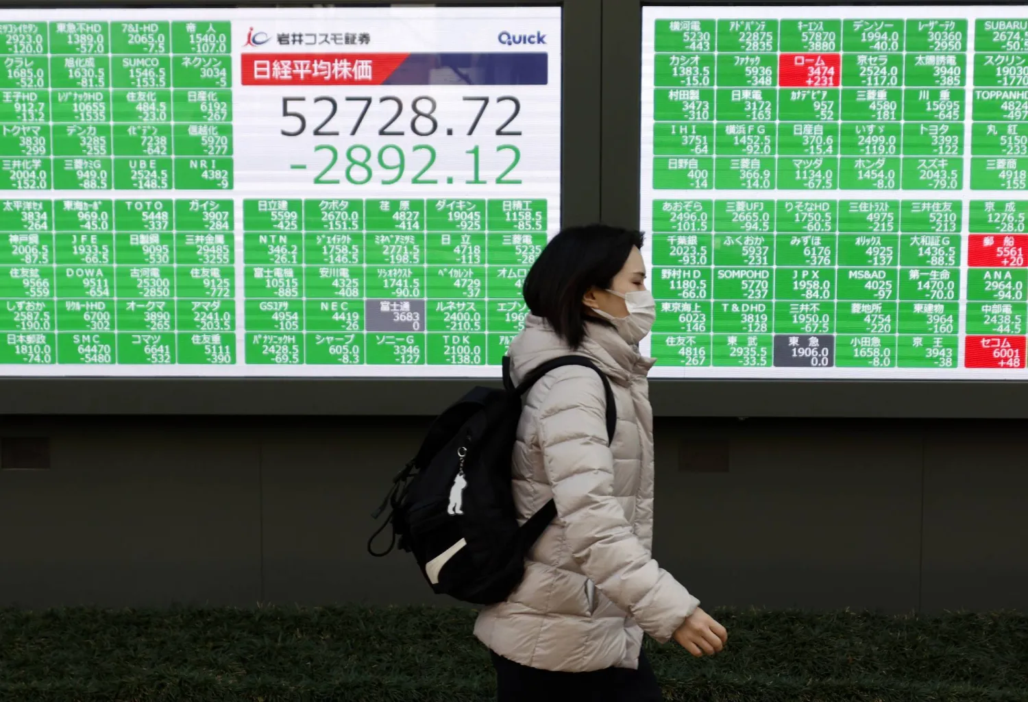 شاشة تعرض حركة الأسهم بوسط العاصمة اليابانية طوكيو (إ.ب.أ)