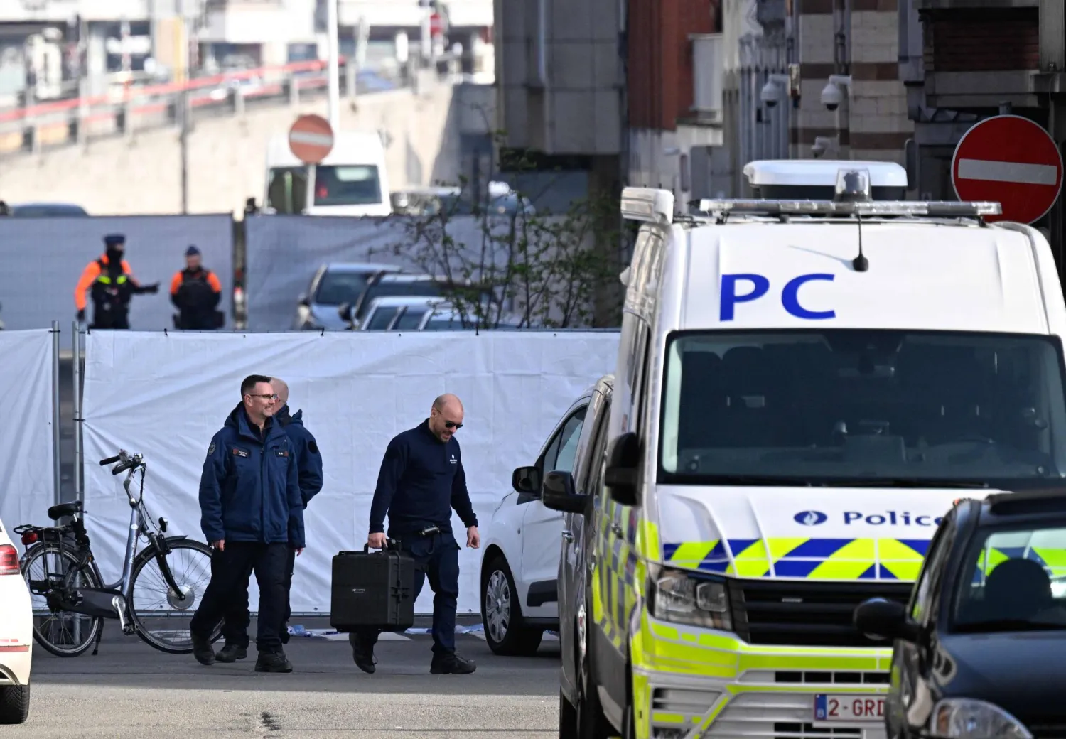 تُجري الشرطة البلجيكية تحقيقاتها خارج الكنيس الواقع في شارع ليون فريدريك بعد تعرضه لانفجار في لييج (أ.ف.ب)