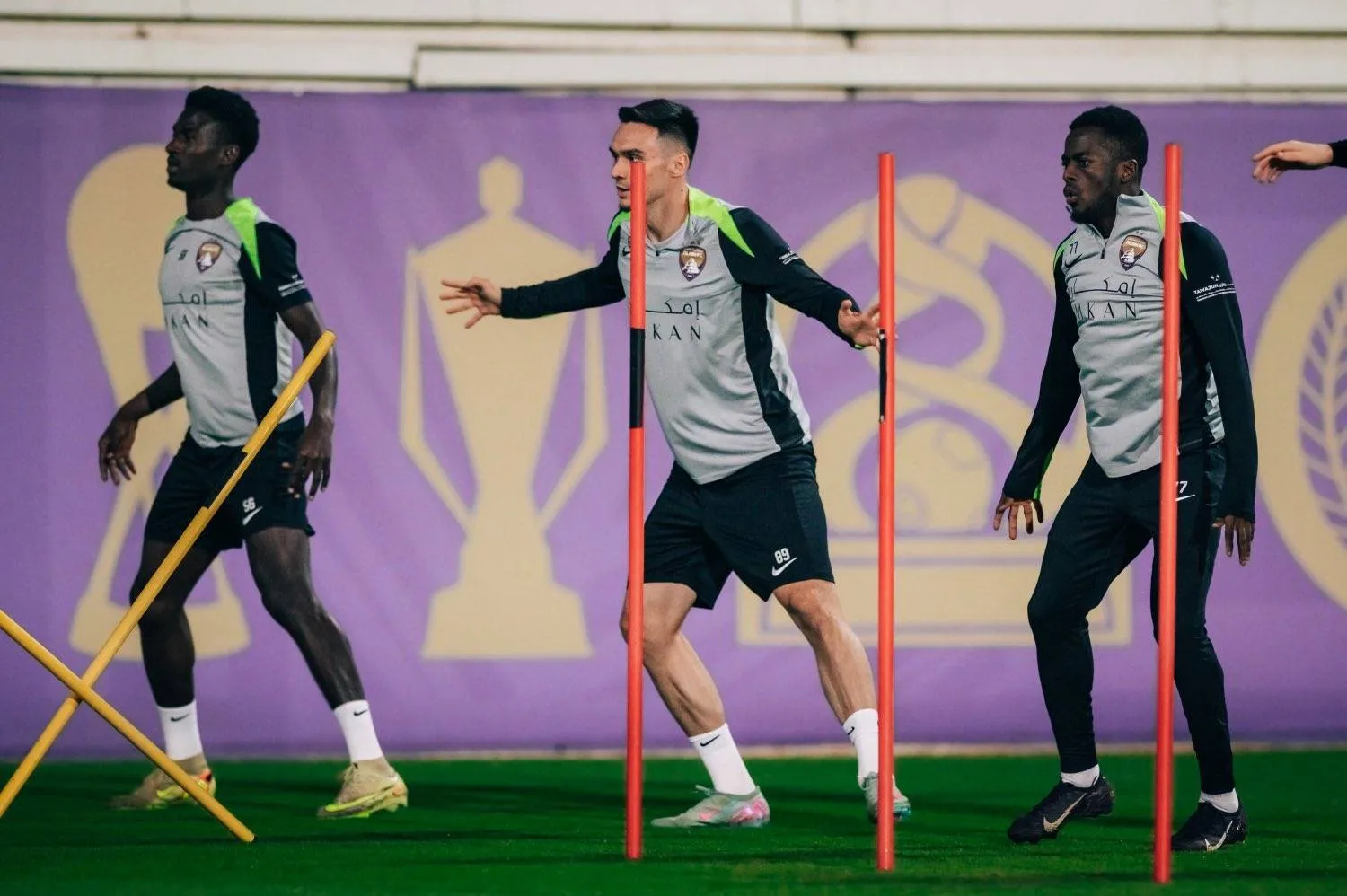 لاعبو العين الإماراتي خلال التدريبات للدوري المحلي (نادي العين)