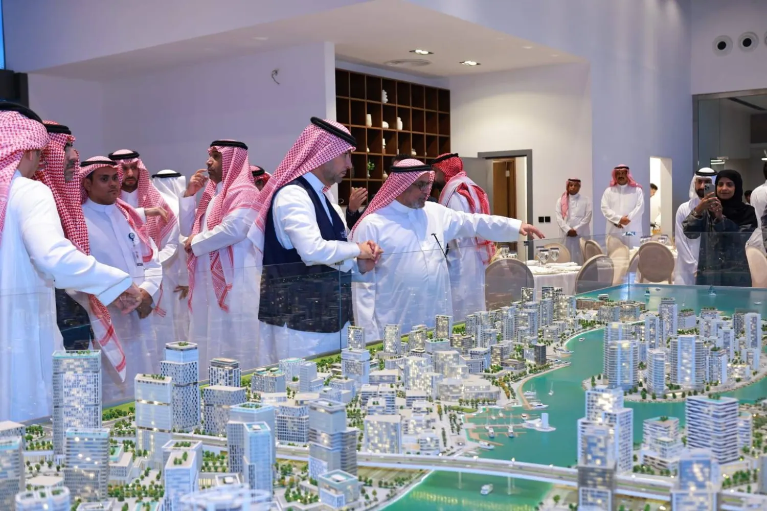 وزير البلديات والإسكان السعودي يزور «وجهة ألما» ويؤكد تكامل الجهود الحكومية واستثمارات القطاع الخاص التنموية